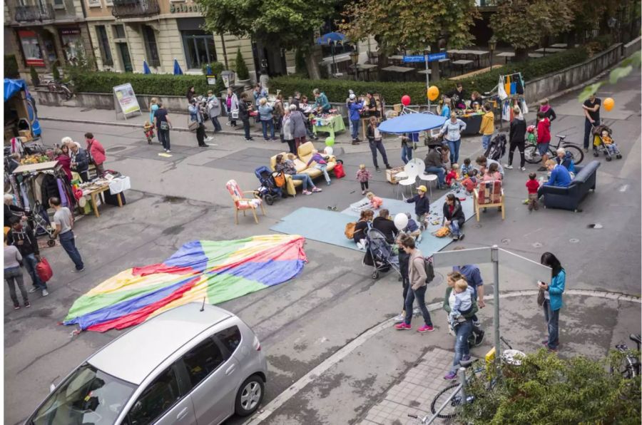 2015 nahm eine Quartierbevölkerung eine Kreuzung im Länggassquartier, welches damals autofrei war,  in Beschlag - Keystone