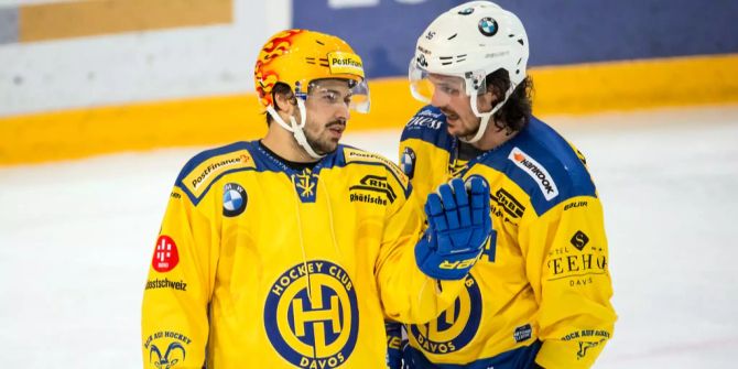 Davos' Inti Pestoni und Davos' Dino Wieser, von links, im Eishockey Meisterschaftsspiel der National League zwischen dem EV Zug und dem HC Davos am Samstag, 8. Dezember 2018.