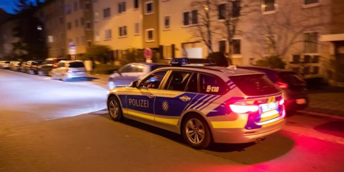 Ein Polizeiauto fährt in den frühen Morgenstunden durch den Nürnberger Stadtteil St. Johannis.