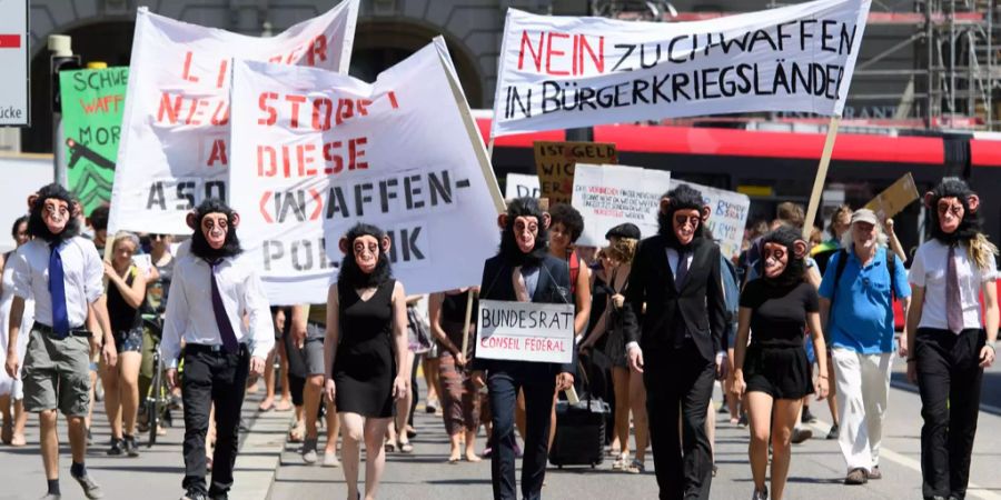 Sieben Personen verkleidet als Affen – entsprechend den sieben Bundesräten – protestieren in Bern während einer Aktion gegen Waffenexporte in Bürgerkriegsländer.