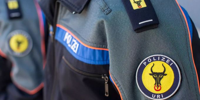 Teilausschnitt der Brust und Schulter zweier Beamte der Kantonspolizei Uri. Kantonspolizei Uri