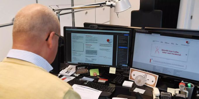 Das Bundesgerichtshof entscheidet, wie in Zukunft mit Organspendern wie Ralf Zietz gehandhabt wird. Ralf Zietz sitzt in seinem Büro an seinem Schreibtisch.