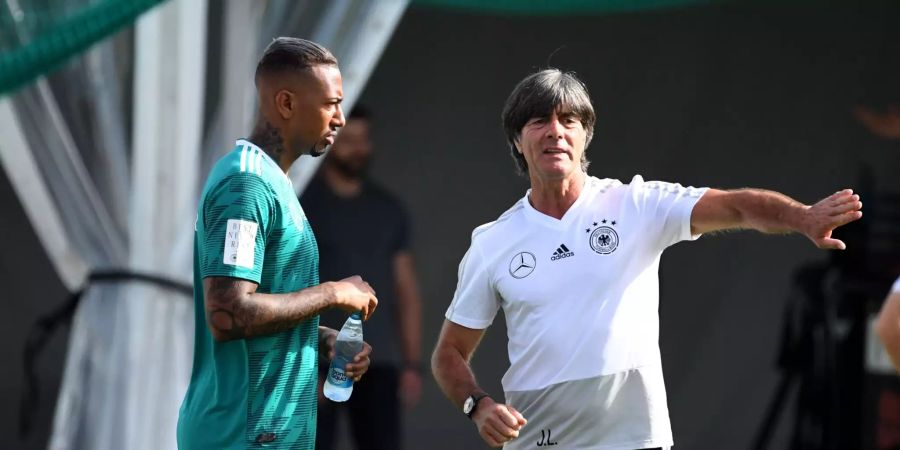 Bundestrainer Joachim Löw spricht mit Jerome Boateng (l) beim Training.