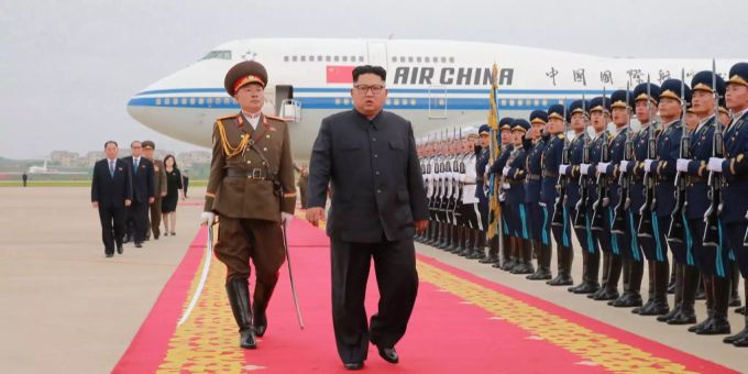 Nordkoreas Machthaber Kim Jong Un auf dem Roten Teppich in Nordkorea, nach dem US-Nordkorea-Gipfel mit dem US-Präsidenten Donald Trump in Singapur. Kim jong Un