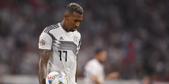 Jérôme Boateng, deutscher Fussballspieler, geht mit dem Ball über den Platz.