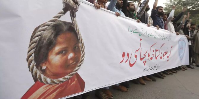 Demonstranten halten einen Banner, um gegen die Freilassung von Asia Bibi zu protestieren.