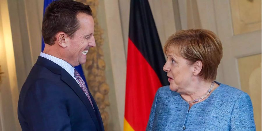 Bundeskanzlerin Angela Merkel (R) begrüsst Richard Ellen Grenell (L), amerikanischer Botschafter, während eines Empfangs für das Diplomatische Corps zum traditionellen Jahresempfang.