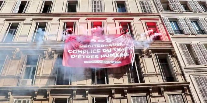 Militante Identitäre lassen einen Banner aus dem Sitz der Hilfsorganisation «SOS Méditerranée» hängen. Militante Identitäre lassen einen Banner aus dem Sitz der Hilfsorganisation «SOS Méditerranée» hängen.