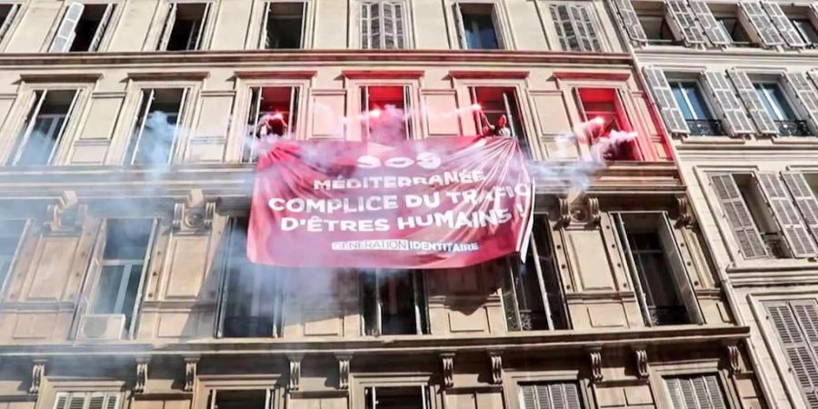 Militante Identitäre lassen einen Banner aus dem Sitz der Hilfsorganisation «SOS Méditerranée» hängen.