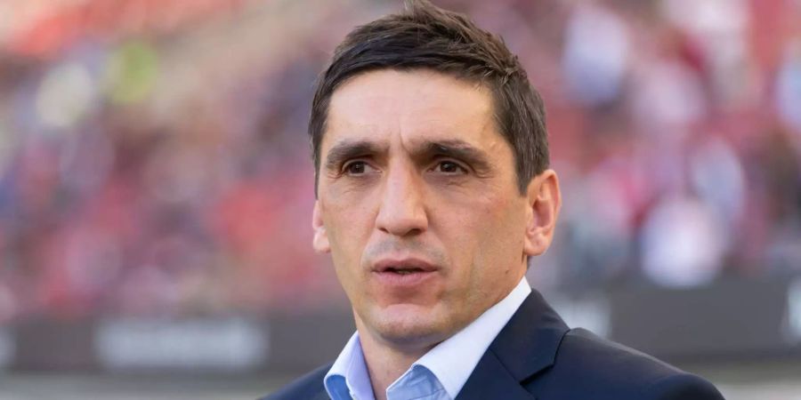 Tayfun Korkut beim Spiel gegen Hannover 96.