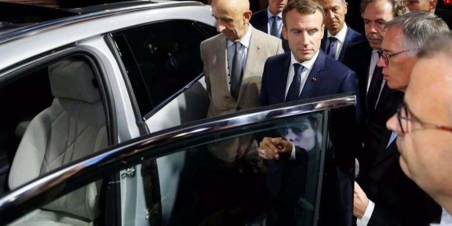 Am Autosalon in Paris traf sich Präsident Emanuel Macron mit den Chefs der Autoindustrie.