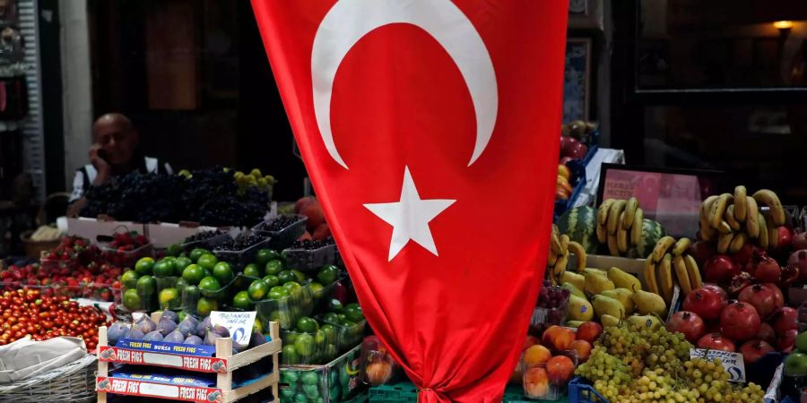 Ein Markthändler wartet bei seinem Stand in Istanbul auf Kunden.