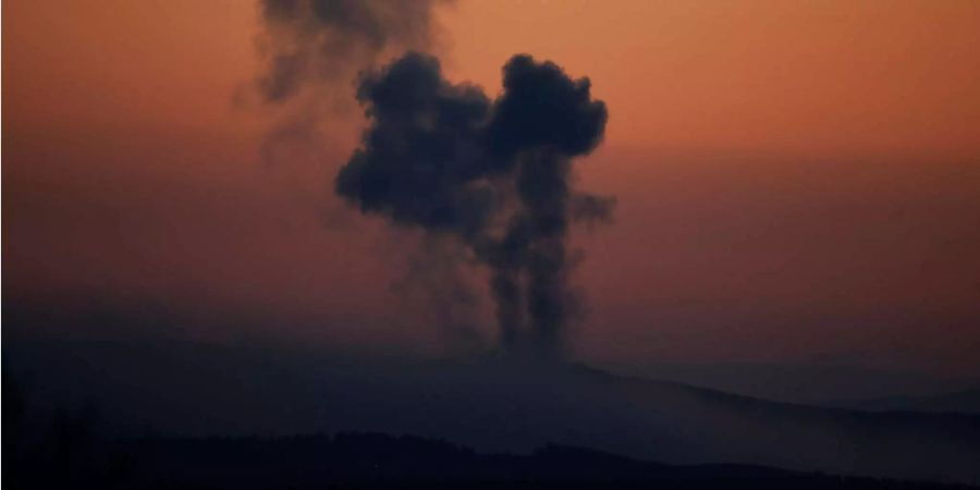 Rauch steigt nach einem Raketenangriff auf Syrien auf (Archivbild).