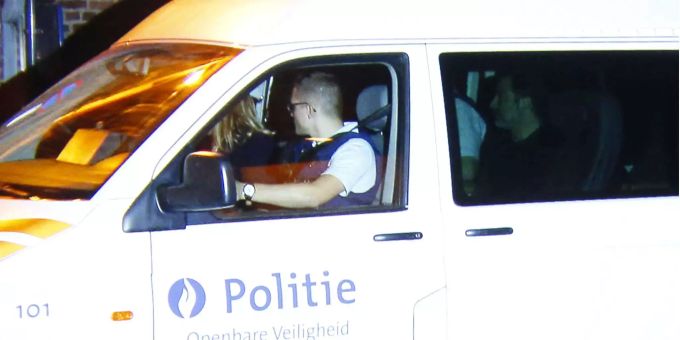 Mogi Bayat (r.) wird von der belgischen Polizei abgeführt. Mogi Bayat (r.) wird von der belgischen Polizei abgeführt.