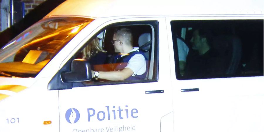 Mogi Bayat (r.) wird von der belgischen Polizei abgeführt.