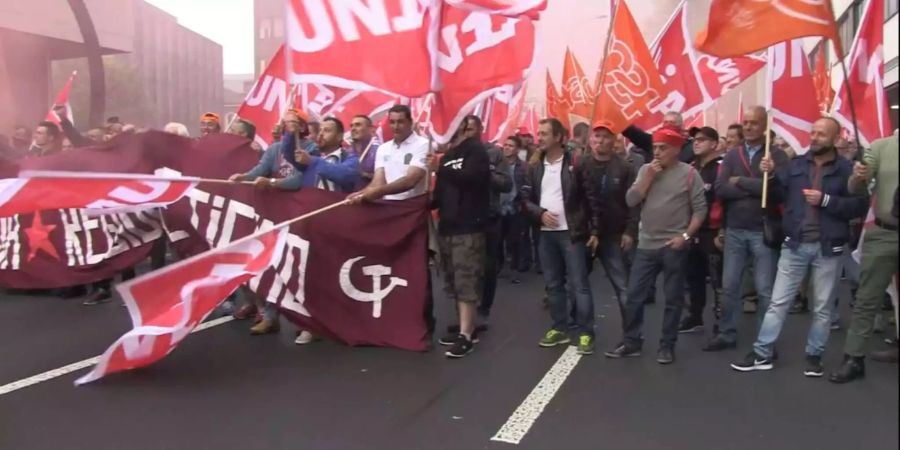 Demonstrierende Bauarbeiter wehrten sich in letzter Zeit gegen den neuen Landesmantelvertrag.