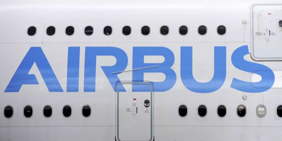 Das Logo von Airbus auf einem Flugzeug.