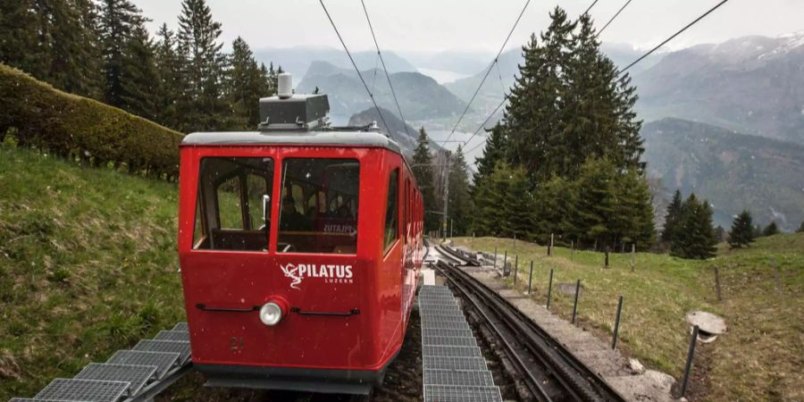 Die Pilatus Bahnen betonen ihre Sicherheit einerseits durch das stets erhöhte Gleis.