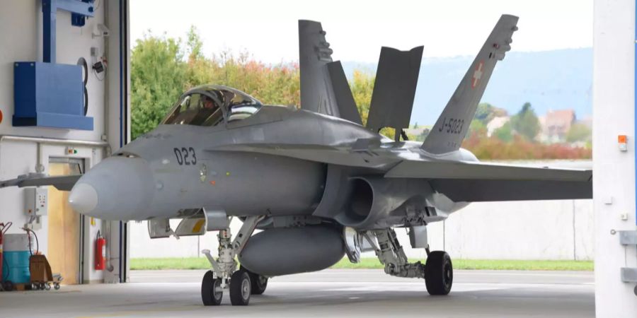 Ein F/A-18 der Schweizer Luftwaffe steht in einem Hangar.