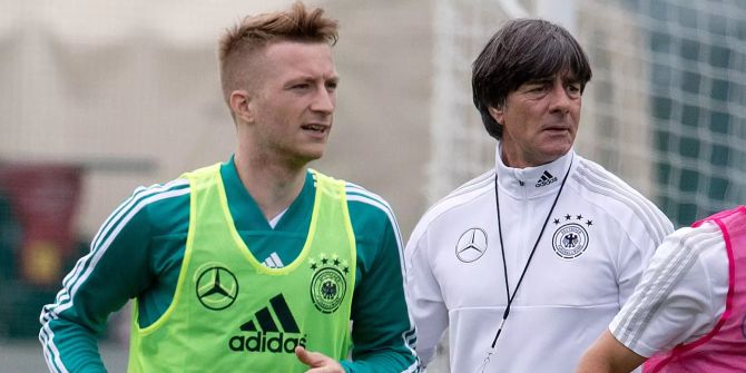 Spieler Marco Reus (l) und Trainer Joachim Löw.