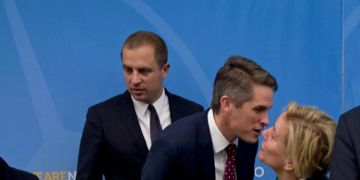Mihail Fifor (l) nimmt an einer Nato-Sitzung teil.