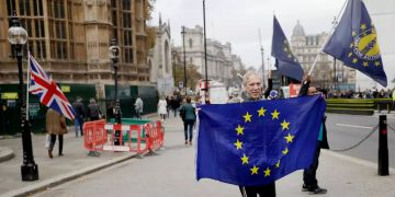 Ein Brexit-Gegner hält eine EU-Flagge in den Händen.