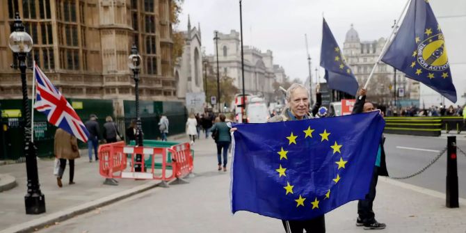 Ein Brexit-Gegner hält eine EU-Flagge in den Händen.