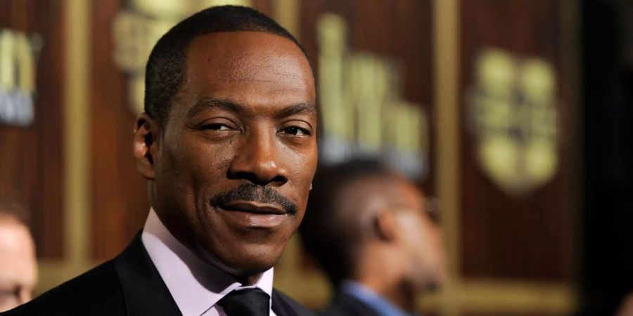 Eddie Murphy posiert für die Kameras.