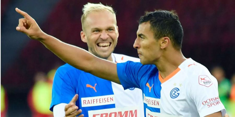 Nabil Bahoui und Raphael Holzhauser (rechts) feiern das Tor zum 1:0 gegen den FC Sion.