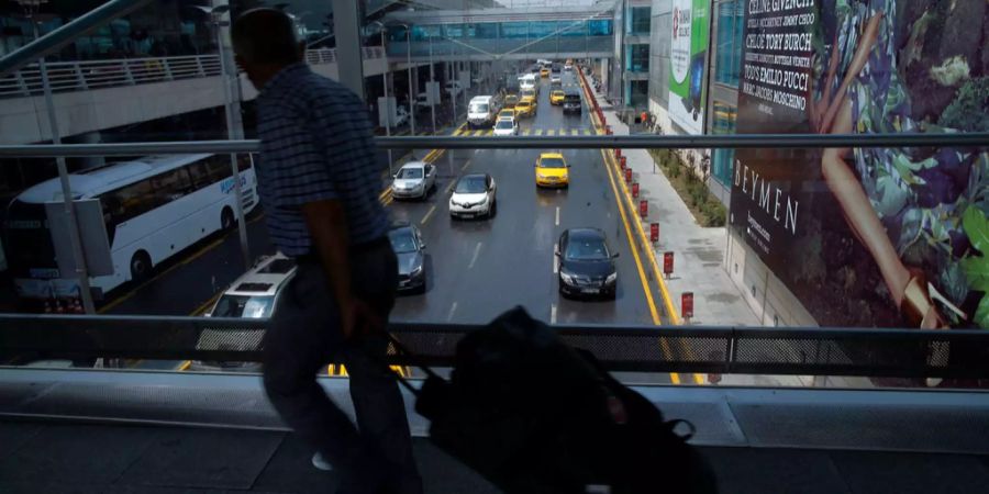 Ein Passagier betritt den Atatürk-Flughafen.