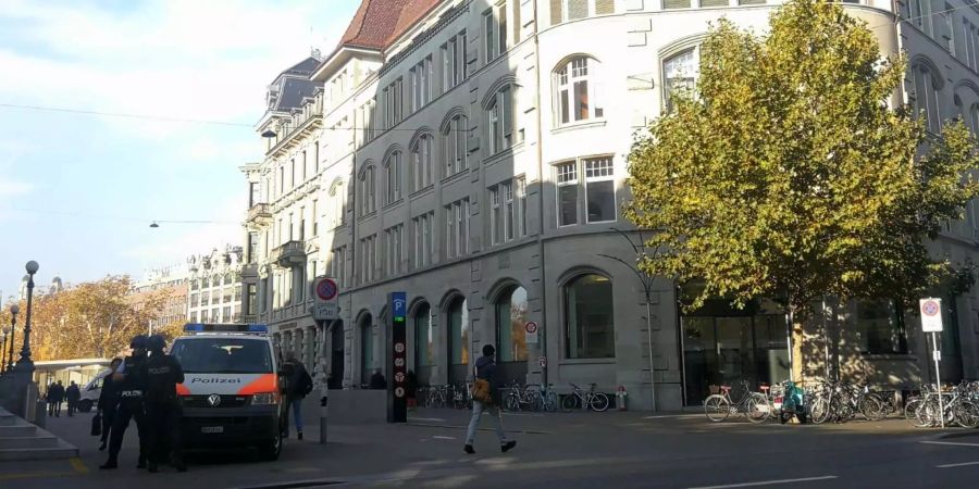 Auch bei der Falkenstrasse vor dem NZZ-Gebäude stehen Polizisten.