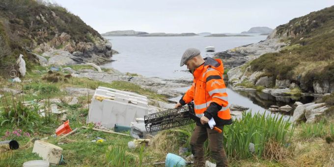 Eivind Bastesen untersucht Müll auf einer kleinen Insel vor der Stadt Bergen. Über Jahrzehnte hat die Strömung hier angeschwemmt, was Menschen achtlos weggeworfen haben. Müll auf norwegischer Insel