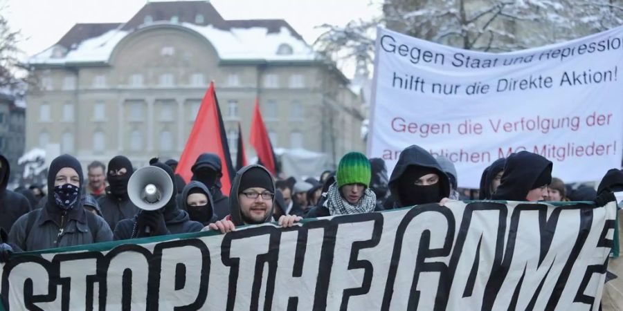 Rund 500 Aktivisten demonstrieren mit der Parole "Stop the game" gegen die Auswuechse des Kapitalismus.