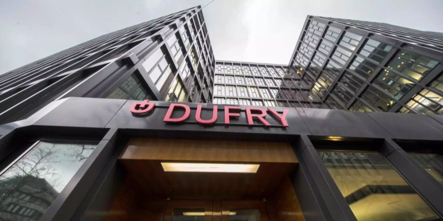 Der Haupteingang beim Hauptsitz der Dufry Group in Basel