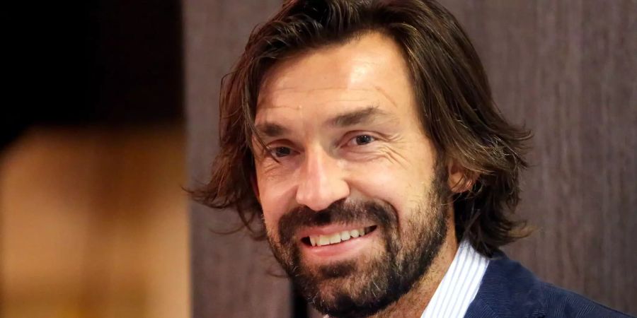 Andrea Pirlo, Fussballweltmeister 2006 mit Italien, lächelt bei einer Weinverkostung in einem Hotel.