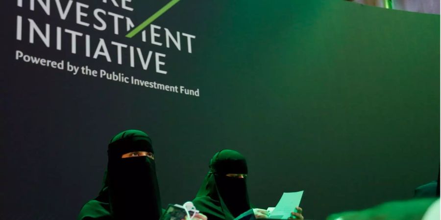 Saudische Mitarbeiter drucken Badges von Teilnehmern der «Future Investment Initiative» Konferenz.