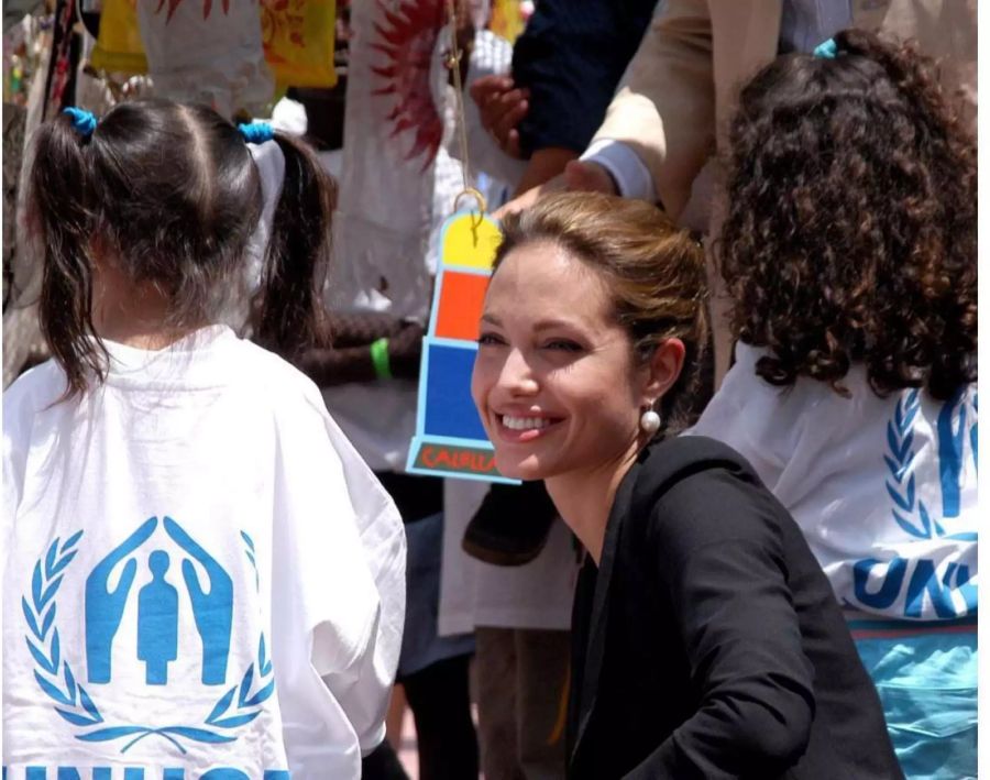 Angelina Jolie besucht ein Flüchtlingscamp in Tumbes (PER).