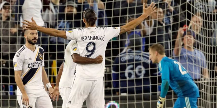 Zlatan Ibrahimovic lässt sich nach einem Tor für LA Galaxy feiern.