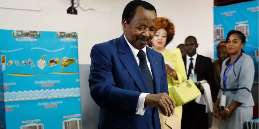 Paul Biya, Präsident von Kamerun, von der Partei der Demokratischen Volksbewegung, gibt seine Stimme bei den Präsidentschaftswahlen.