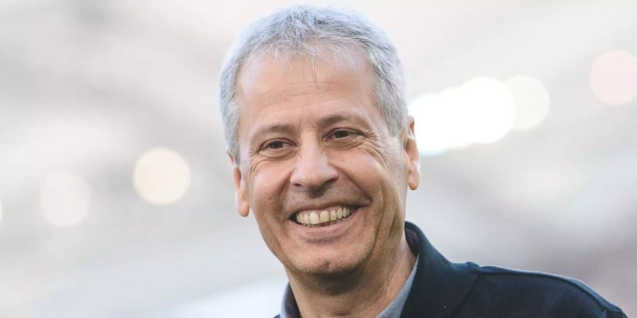 Lucien Favre lächelt vor dem Spiel in Stuttgart im Stadion.