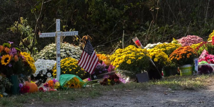 Blumen und ein Kreuz am Unfallort in Schoharie (USA).