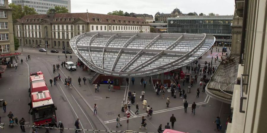 Seit 2008 überspannt ein Glasbaldachin den Berner Bahnhofplatz - Keystone