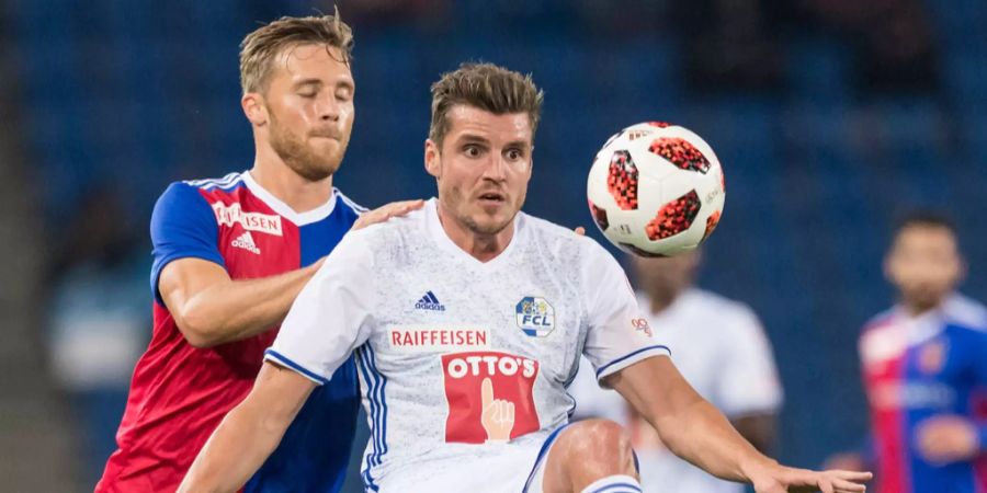 Silvan Widmer (links, FC Basel) und Pascal Schürpf (rechts, FC Luzern) kämpfen um den Ball.