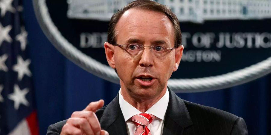 Der stellvertretende Justizminister Rod Rosenstein spricht während einer Pressekonferenz im Justizministerium in Washington.