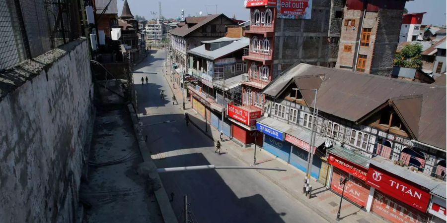 Ein Markt in Srinagar (IND) ist geschlossen.