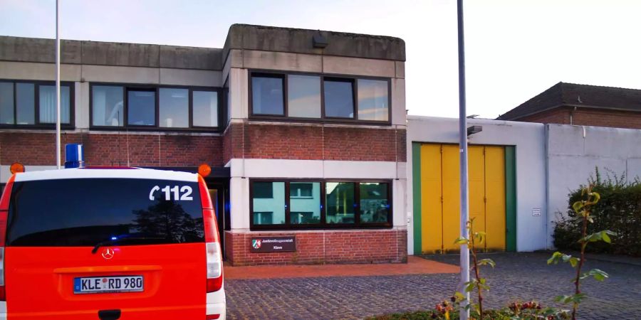 Ein Rettungswagen steht vor dem Eingang der JVA in Kleve (D).