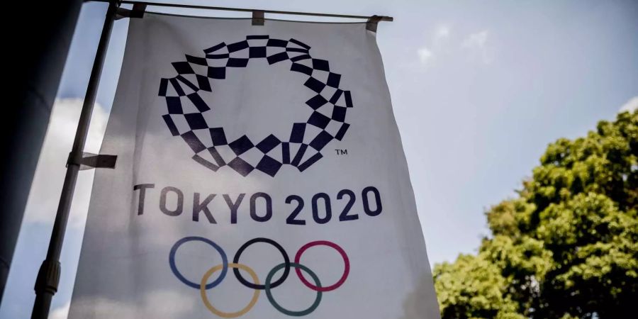 Das Logo für die Olympischen Sommerspiele Tokyo 2020 ziert eine Fahne.