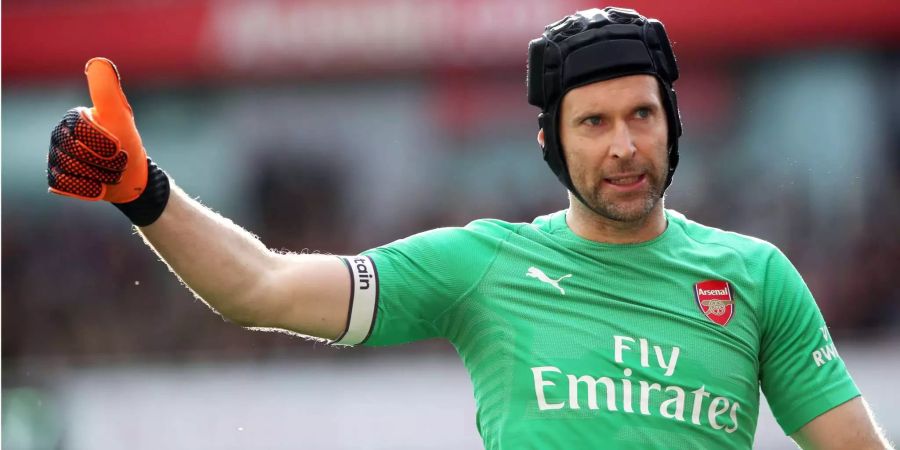 Arsenals Goalie Petr Cech zeigt mit dem Daumen nach oben.