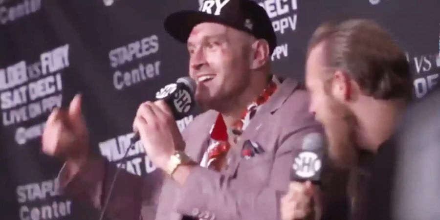 Tyson Fury singt nach seinem Kampf vor den Medien.