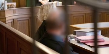 Frank Günther W. wartet in einem Saal des Amtsgerichtes auf den Beginn seines Prozesses.